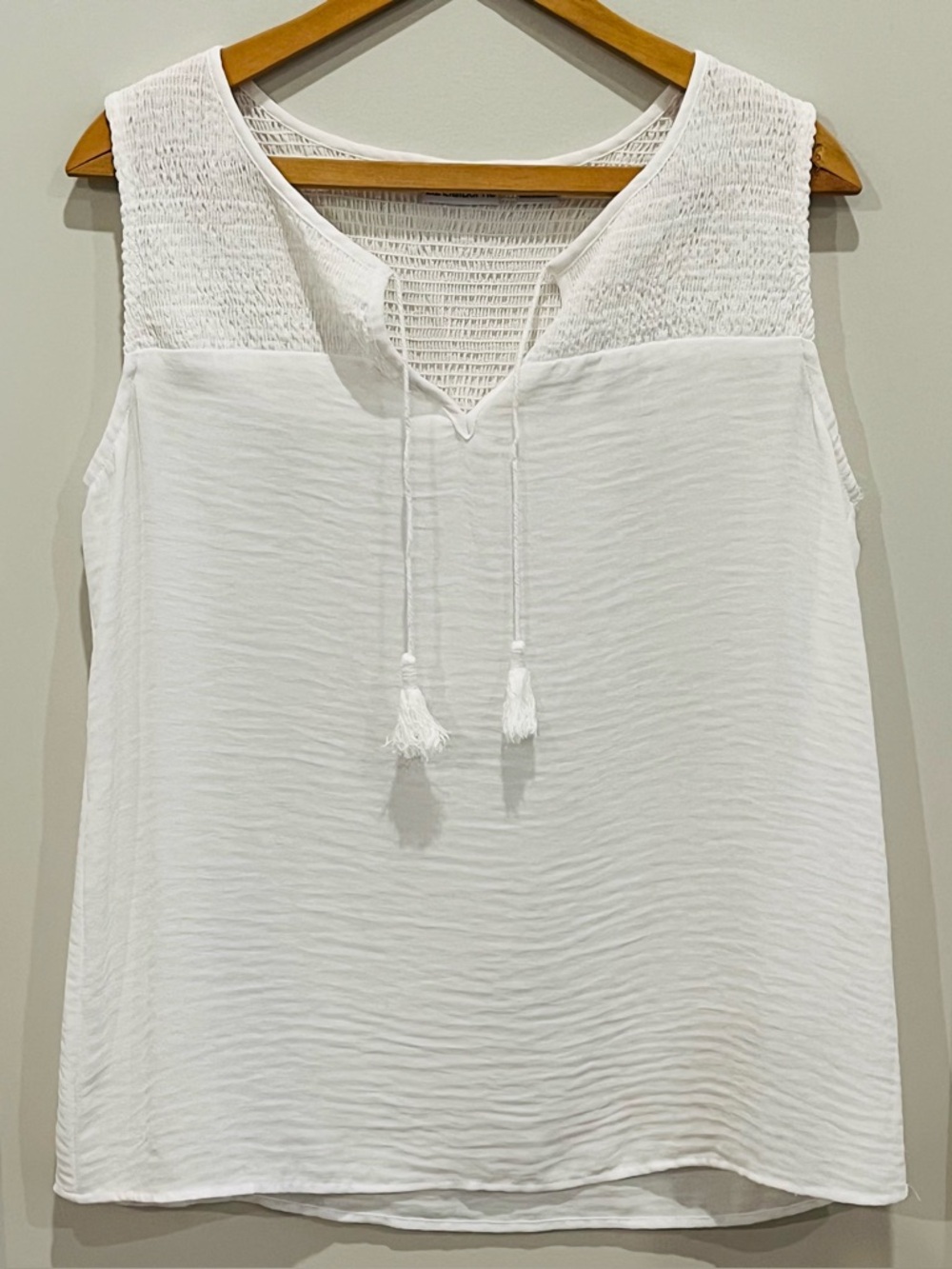 Liz Claiborne Women’s White Sleeveless V-Neck Tank with Tassel Ties Size M